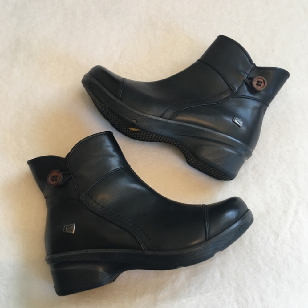 Keen Mora Mid Button Round Toe Ankle Leather Boot